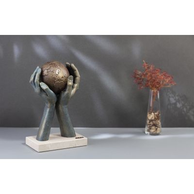 Скульптура Мир в твоих руках, бронзовый-1