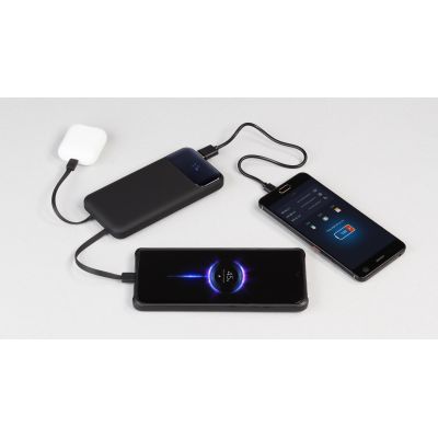 Зарядное (22.5W) устройство Grade SOFTTOUCH 10000 mAh с подсветкой логотипа, встроенными кабелями и цифровым индикатором заряда, черный-3