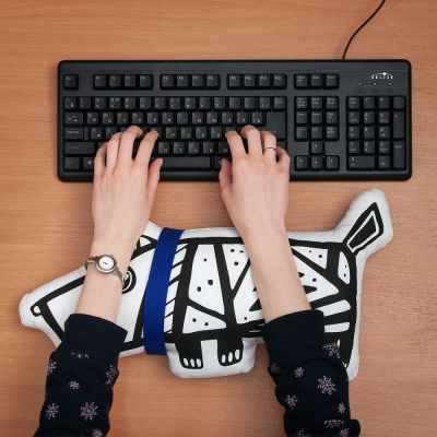 Игрушка «Собака в шарфе», большая, белая с красным-4