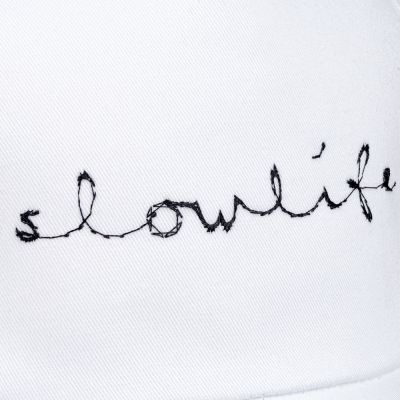 Бейсболка с вышивкой Slowlife, белая-1