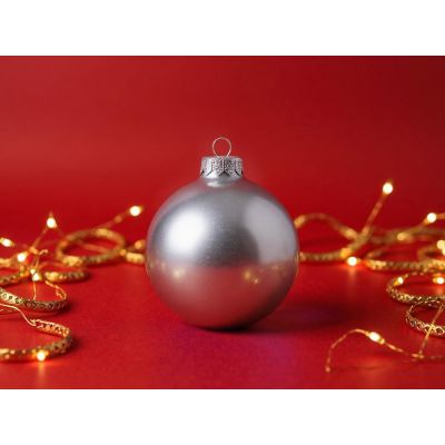 Стеклянный елочный шар Christmas bauble, серебро, металлик, с серебристым колпачком в черной коробке-3
