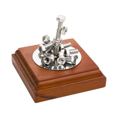 Композиция Эстетика металла. Подставка с магнитом позволяет создавать любые комбинации из прилагающихся болтов и гаек-0