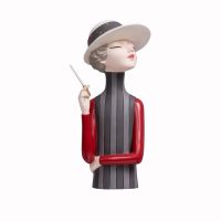 Статуэтка  "Девушка с сигарой"