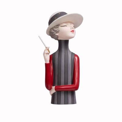 Статуэтка  "Девушка с сигарой"-0