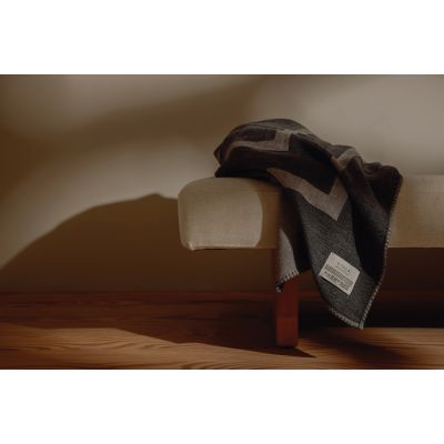 Плед VINGA Monogram из переработанного полиэстера GRS, 170x130 см-6