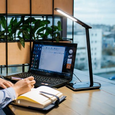 Настольная лампа с беспроводной зарядкой Lumos, черная-7