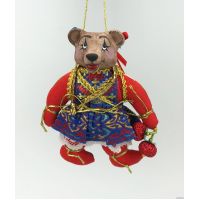 Медведица с ягодой елочная игрушка ручной работы
