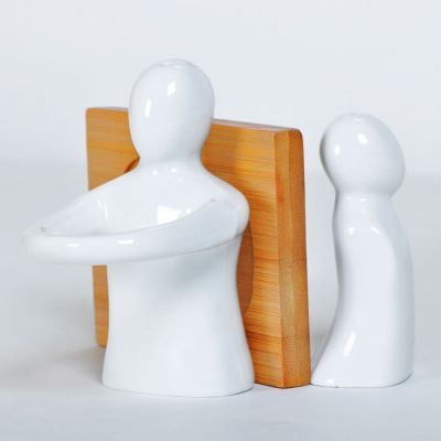 Солонка и перечница 'Объятия' в упаковке, 9х8х9,5см, фарфор, бамбук, коричневый, белый-1