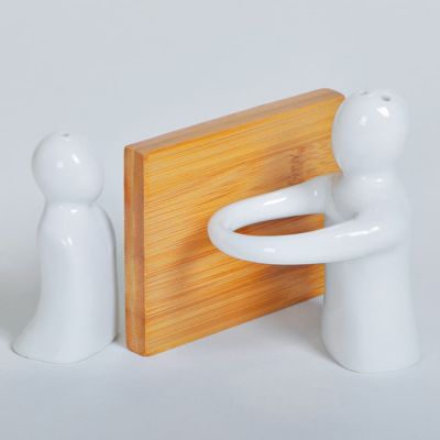 Солонка и перечница 'Объятия' в упаковке, 9х8х9,5см, фарфор, бамбук, коричневый, белый-2