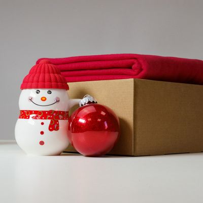 Набор подарочный  SNOWTIME: плед, кружка-снеговик, шар елочный в подарочной коробке, красный-3