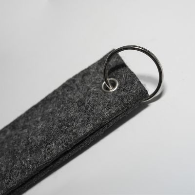 Брелок-ремувка FELTY 12 х 3 см, темно-серый, RPET фетр-1