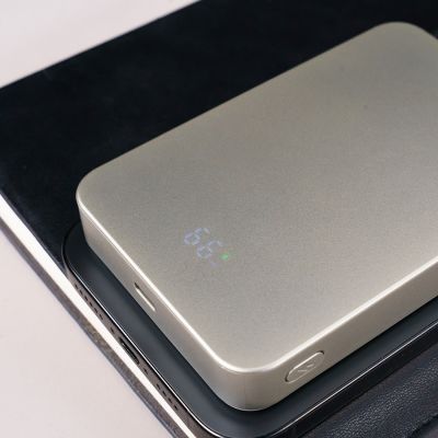 Универсальный аккумулятор MAGIX Ultra 10 (10000мАч) с быстрой и беспроводной зарядкой, серебристый-6