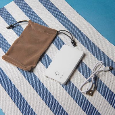 Универсальное зарядное устройство 'Plain' (2800mAh) с фонариком, белый-1